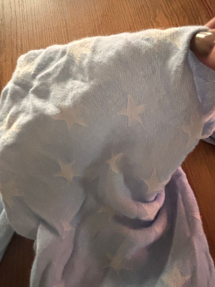 foulard enfant OKAIDI en coton, avec un motif étoilé bleu ciel réversible