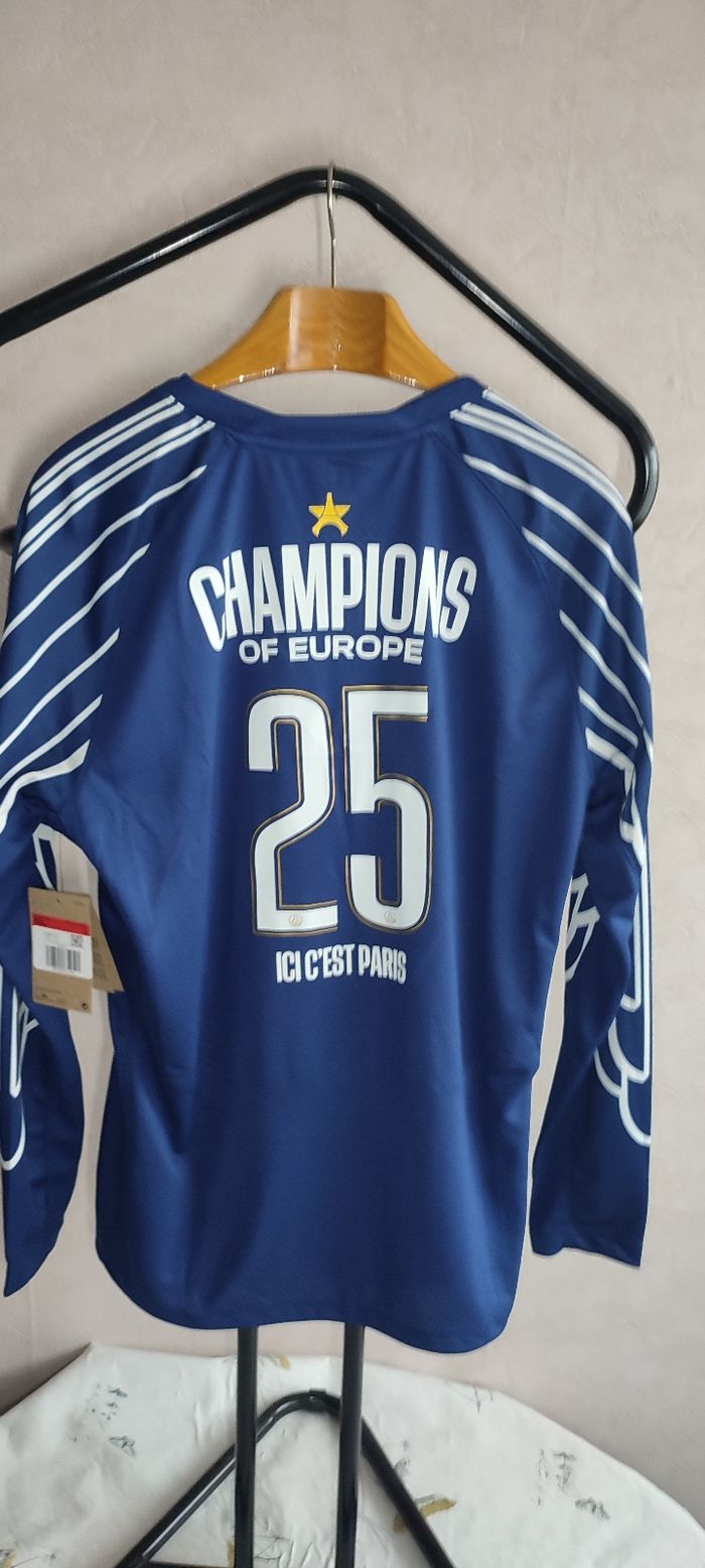 Maillot collector du "PSG CHAMPION OF EUROPE 25 ICI C'EST PARIS"