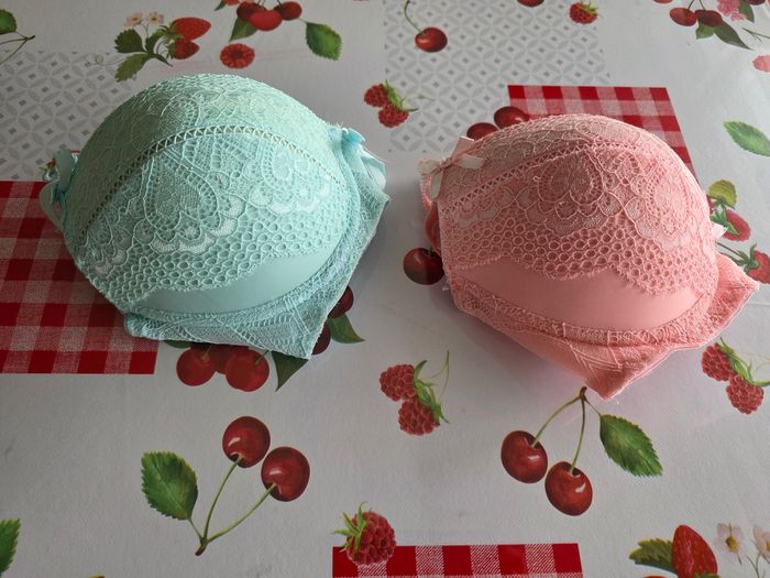 LOTS DE 2 SOUTIEN-GORGE DENTELLE NEUF JAMAIS PORTER TAILLE 95C MARQUE FLEURS PAPILLONS - photo numéro 10