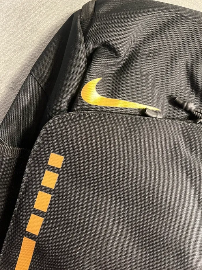 Sac à dos Nike Elite couleur Black/Gold Swoosh – 33L - photo numéro 2