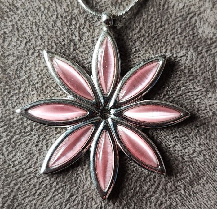 Collier avec fleur rose - photo numéro 2