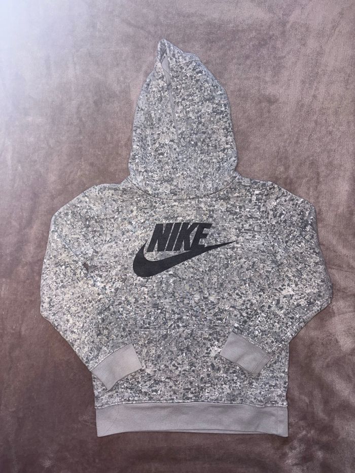 Sweat à capuche gris Nike enfant taille 6-7 ans en très bon état - photo numéro 2