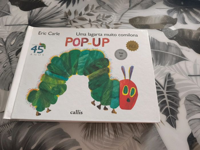 Album la chenille qui fait des trous en espagnol