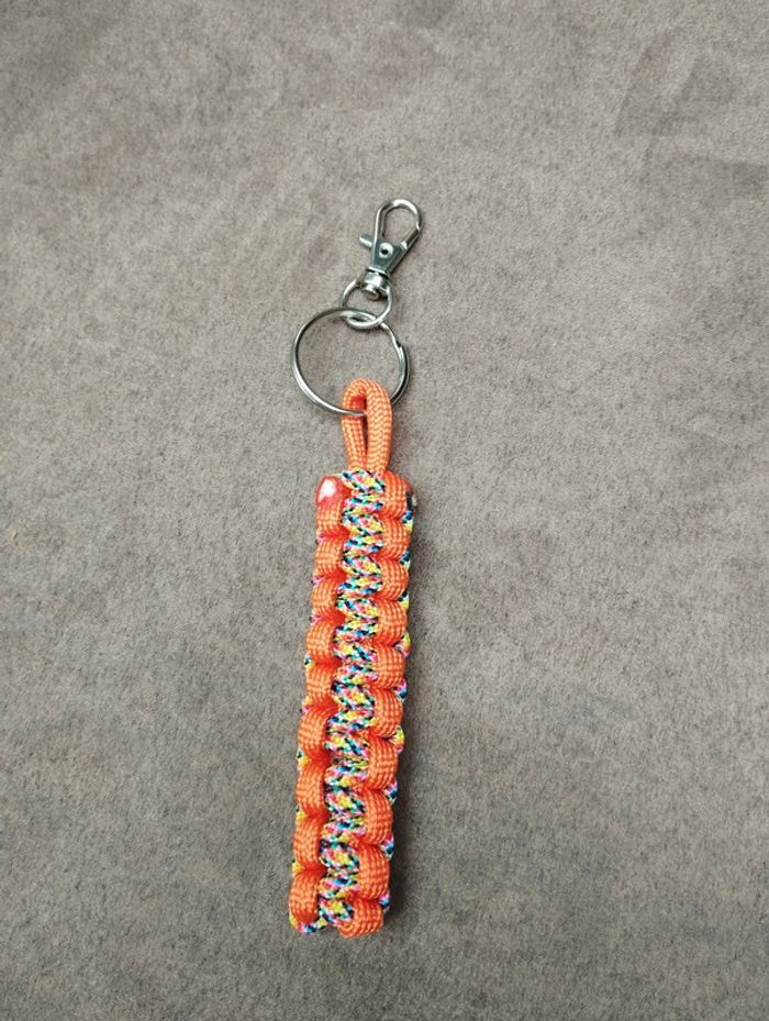 Porte clés en paracorde fait main multicolore et orange - photo numéro 2