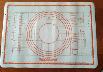 Tapis- feuille de pâtisserie Tupperware vintage blanc/orange