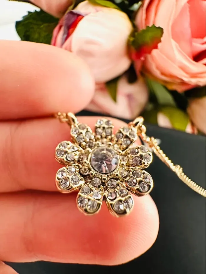 🌸 Collier fleur DKNY doré – Authentique & raffiné 🌸 - photo numéro 5