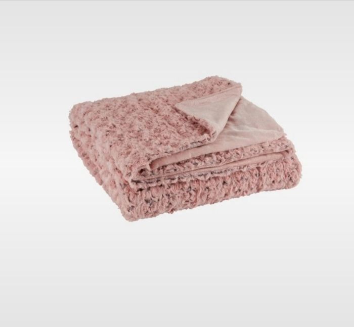 Plaid neuf tout doux de bonne qualité 
140x200 agréable au toucher - photo numéro 2