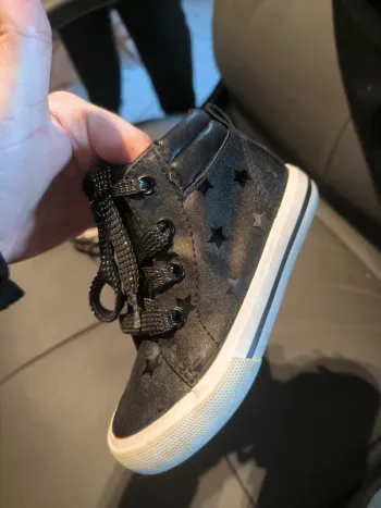Chaussures enfant noires à étoiles pailletées