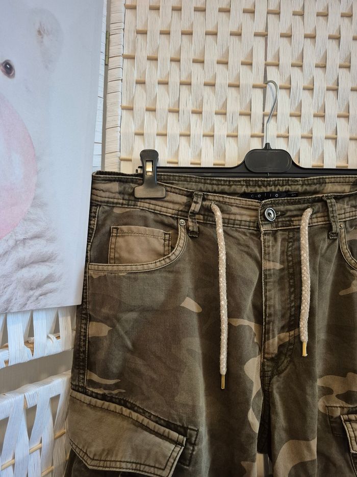 💕Short / Bermuda Cargo Camouflage Celio - Taille 44 (L) - homme Très bon état💕 - photo numéro 3