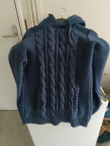Pull bleu avec capuche