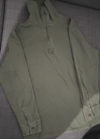 Chemise kaki sous pull col roulé 