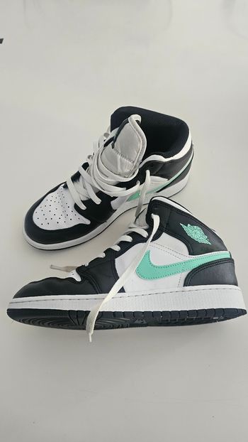 Air Jordan 1 Mid taille 38,5 
Blanc/Vert Lueur/Noir