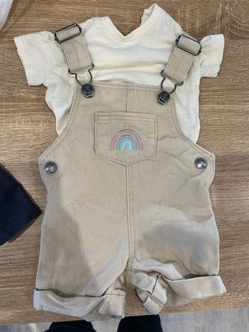 Ensemble salopette et tee shirt