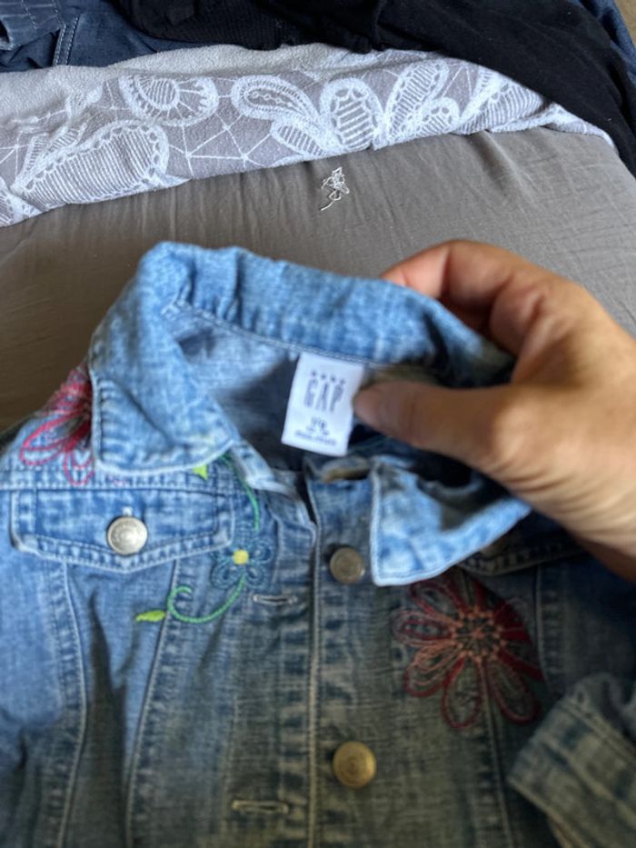 Veste en jeans brodée 12/18m - photo numéro 2