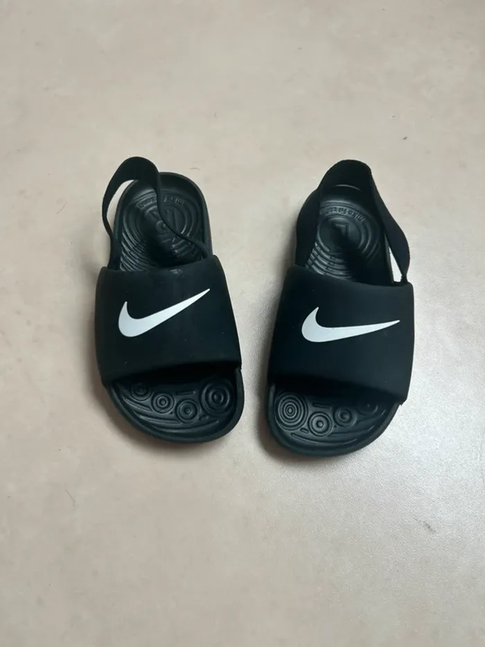 Claquette Nike taille 27