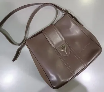 Sac besace bandoulière Lancaster cuir taupe