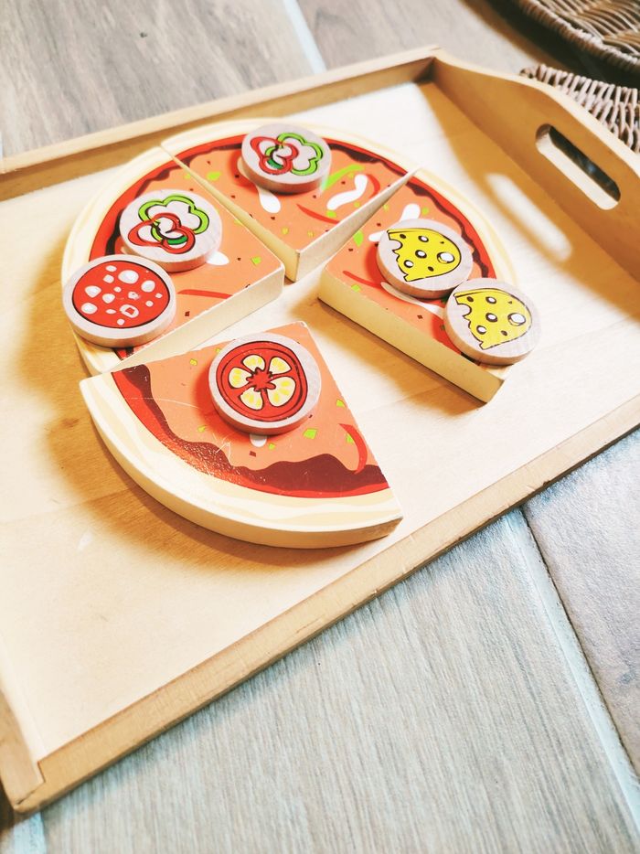 🍕Dinette pizza avec diverses rondelles aliments sur plateau en bois - photo numéro 2