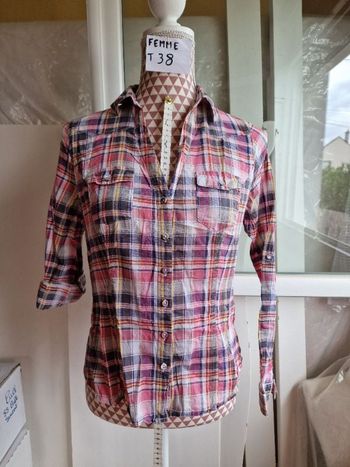 Chemise, dominance rose, à carreaux, en très très bon état, longueur 55cm, manches longues qui se re