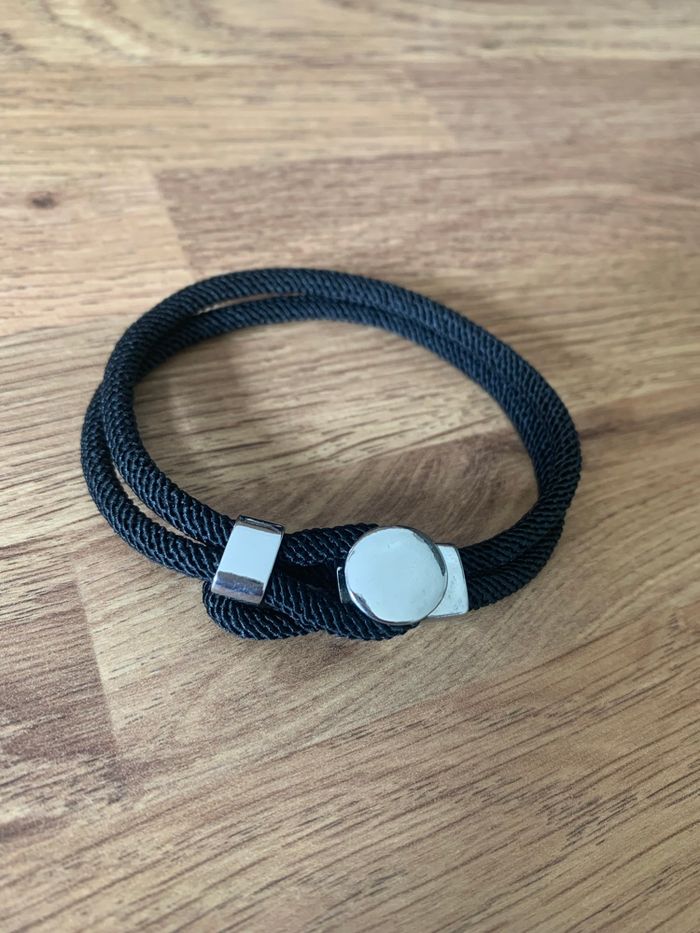 Bracelet noir et argenté neuf Tour de poignet 20 cm Neuf