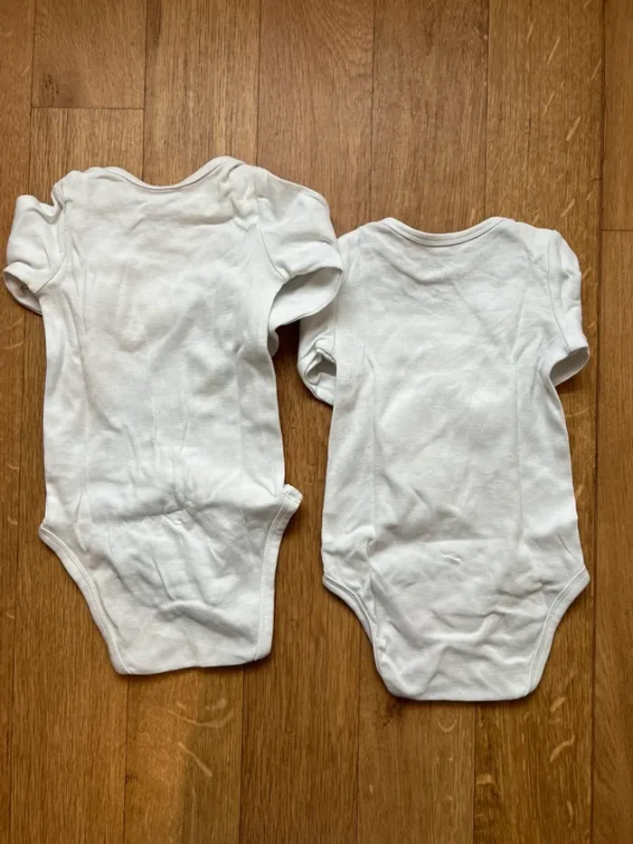 Lot de deux bodys blancs 12 M - photo numéro 2