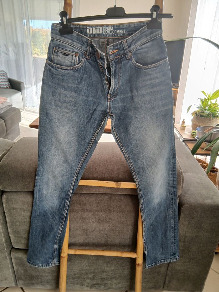 Jean droit. Taille W28 L32. Marque DND.
