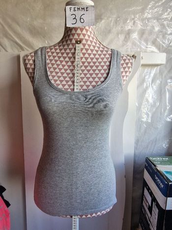 Débardeur, gris, en coton viscose elasthanne, en très très bon état, longueur 57cm, marque Kiabi =4€