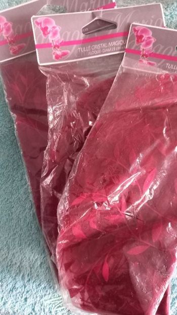 tulle motif feuilles bordeaux