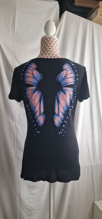 Tee-shirt, noir à motif papillon dos,en très très bon état, en polyester, longueur 68cm