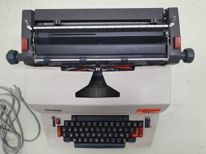 Machine à écrire électrique FACIT - photo numéro 2