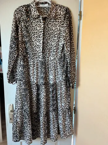 robe midi chemise leopard manches longues à volants