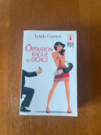 Livre opération bague au doigt de Lynda Curnyn