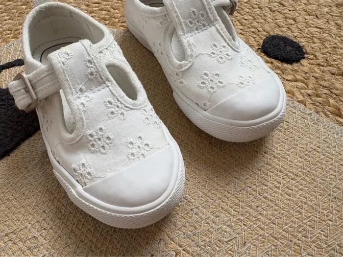 Chaussures babies toile blanc broderies anglaises Vertbaudet 23 - photo numéro 9