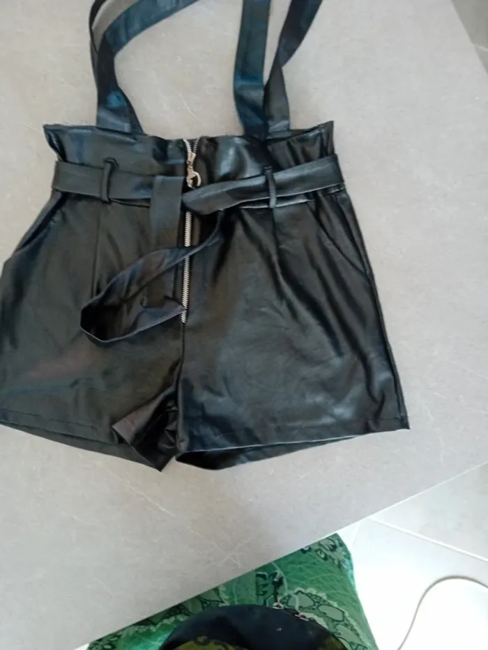 Short avec Bretelle en Simili cuir Noir en Taille L/40 - photo numéro 2