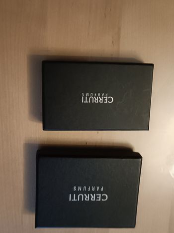 Lot d'un porte cartes + un porte clé Cerruti Parfums