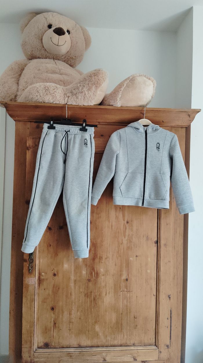 Ensemble de jogging garcon gris Kiabi 8 ans