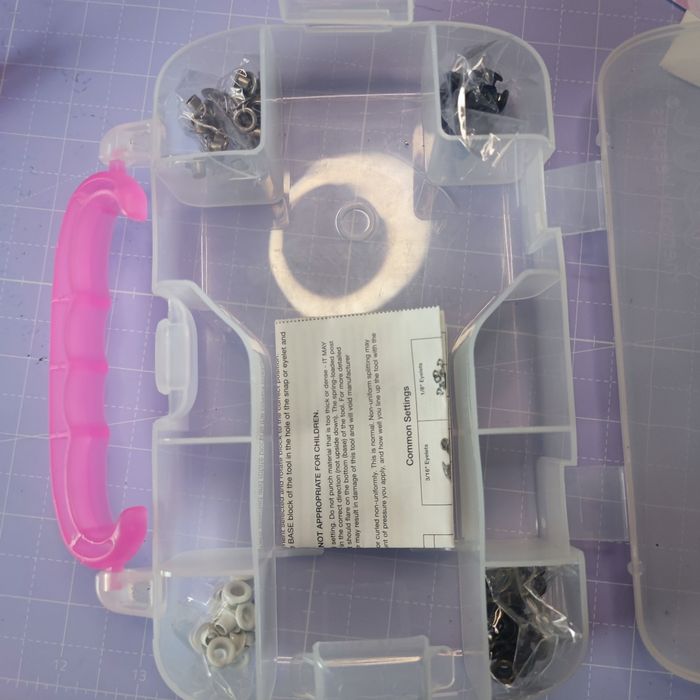 Perforatrice we r memory Keepers pince crop a dile rose avec boîte et oeillets - photo numéro 2