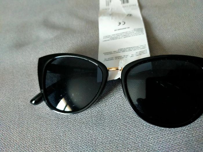 Lunettes de soleil noires – Neuves avec étiquette - photo numéro 6