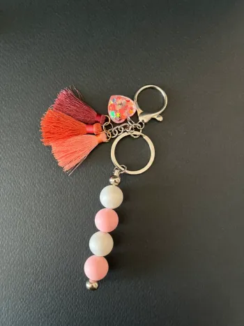 Porte clés rose et blanc pompon