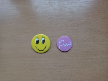 Lot de 2 badges "Paris" et "Smiley"