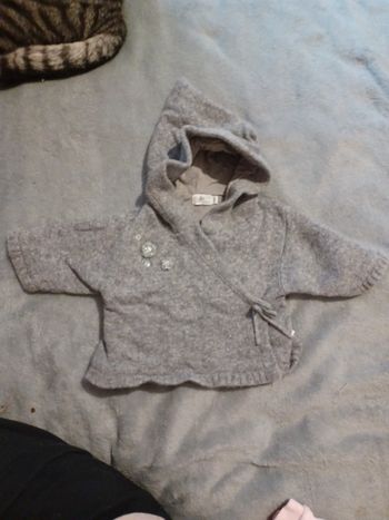 Gilet cache coeur capuche 1 mois