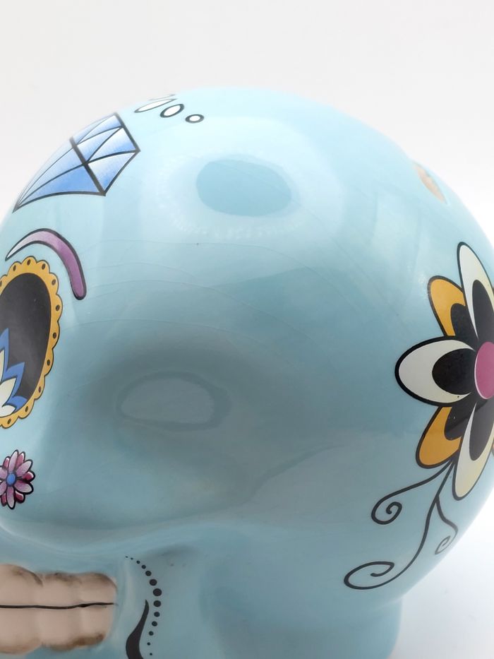 Tirelire tête de mort céramique bleue Puckator style mexicain comme dans le film Coco hauteur 10 cm - photo numéro 6