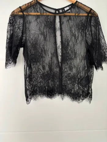 Blouse courte en dentelle noire (oversized)
