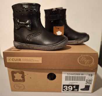 Bottes  cuir

Noir avec  petit  Nœud