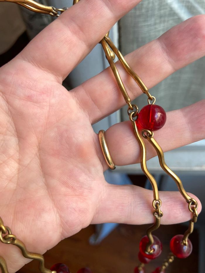 Long sautoir doré et perles résine rouge Biche de Bere - photo numéro 6