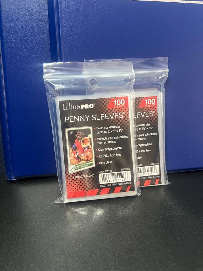 Lot - 2 classeurs + 200 sleeves Ultra Pro - photo numéro 2
