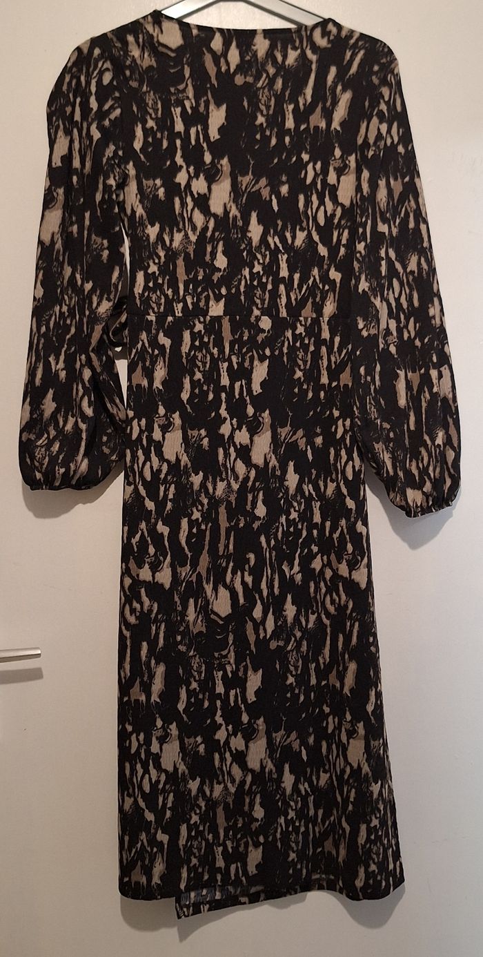 Longue robe portefeuille noire et beige au tissu froissé - photo numéro 5