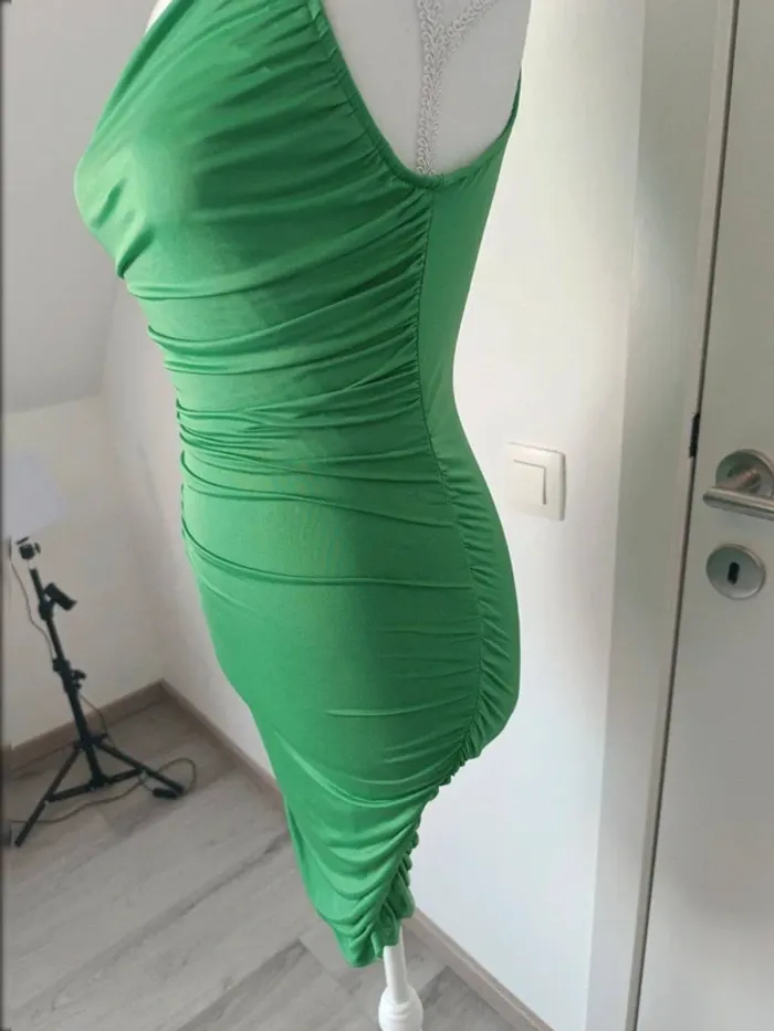 💚 Robe asymétrique verte Stradivarius – Taille M - photo numéro 3