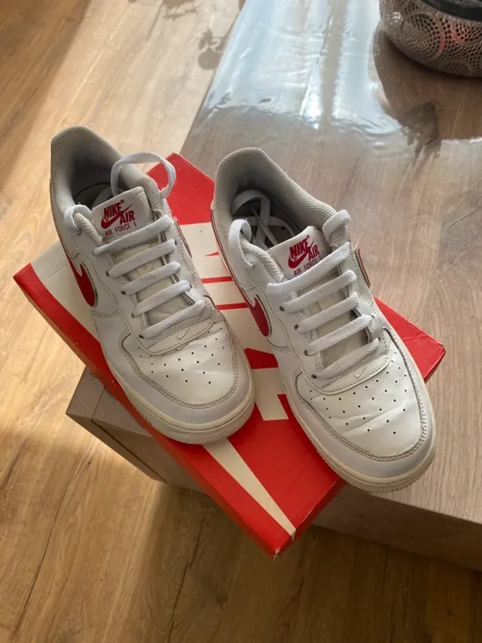 👟 NIKE Air Force 1 Blanche & Rouge – Pointure 39 – Très bon état - photo numéro 3