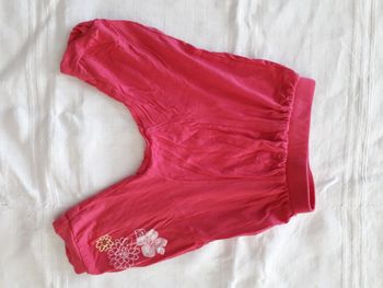 Sarouel rose avec dessin de fleurs