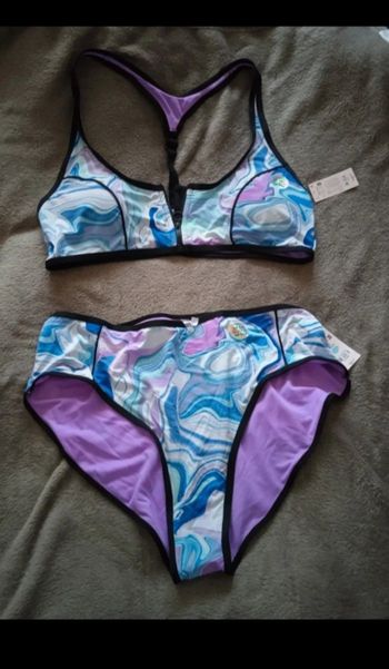 Superbe maillot de bain dans les tons couleur violet 